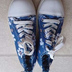 Light Blue Daisy Size 5.5 Women Sneakers  comfortable and colorful